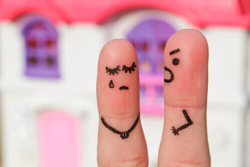 Finger stellen wütenden und traurigen Partner dar