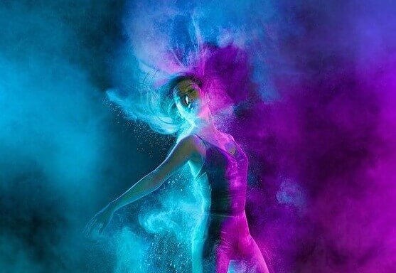 Eine Tänzerin dreht sich im Farbenrausch.