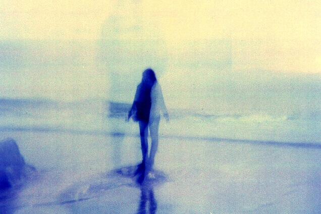 Verschwommenes Bild einer Frau am Strand