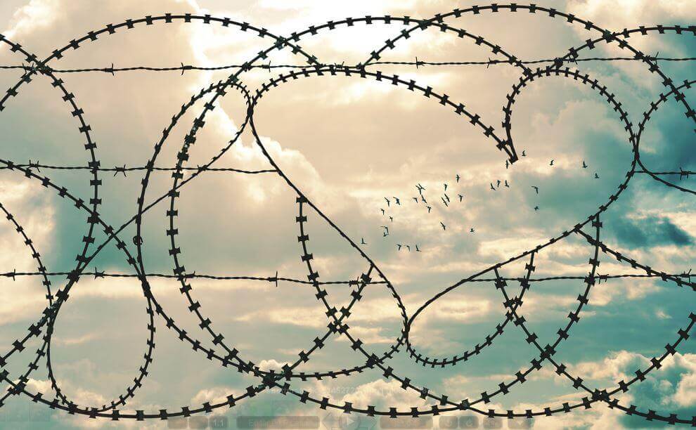 Emotional abhängig - ein Herz, das aus Stacheldraht geformt ist