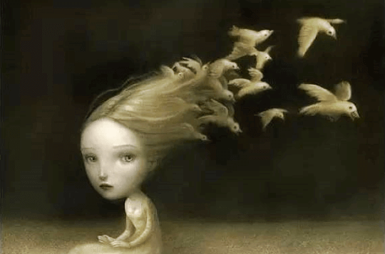 Ein Schwarm Vögel fliegt aus dem Haar eines Kindes