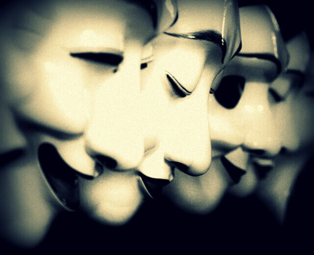 Reihe von Masken, die Halbwahrheiten verdecken