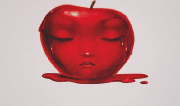 Roter Apfel mit Gesicht weint