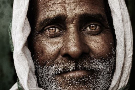 Portrait eines Mannes mit wunderschönen braunen Augen