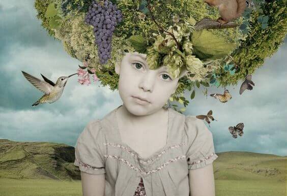 Mödchen mit Pflanzen auf dem Kopf, an deren Blüten ein Kolibri schwirrt