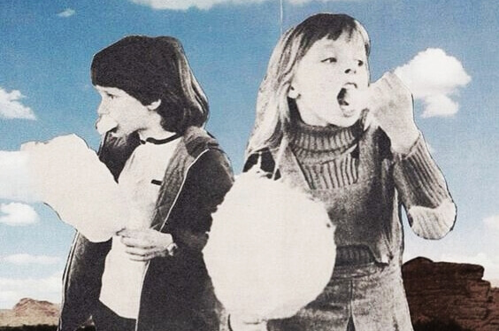 Kinder essen Zuckerwatte