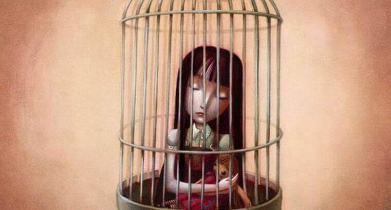 Mädchen sitzt im Käfig