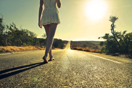 Eine Frau läuft auf einer sonnigen Straße
