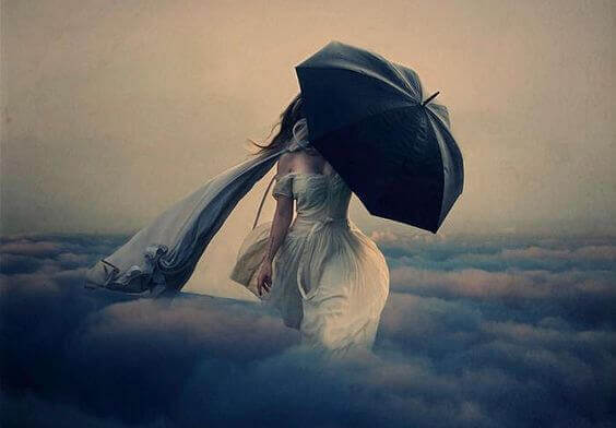 Frau mit Regenschirm spaziert über Wolkenbank.