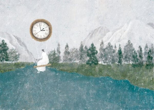 Frau auf Schaukel, die an einer Uhr hängt, in einer Gebirgslandschaft mit Fluss