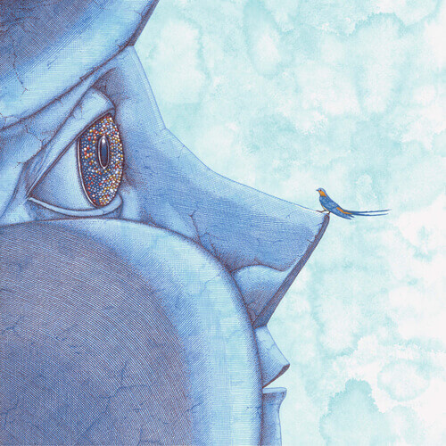 Vogel sitzt auf der Nase einer Statue