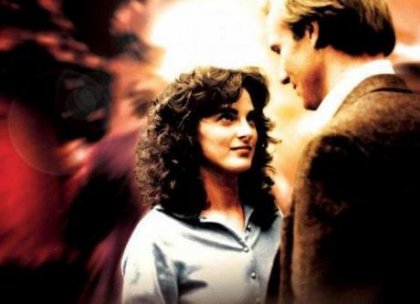 Hauptdarsteller aus dem Film "Gottes vergessene Kinder" tauschen einen verliebten Blick aus.