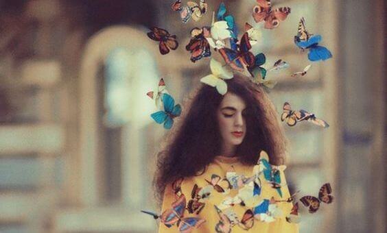 Eine von Schmetterlingen umgebene Frau