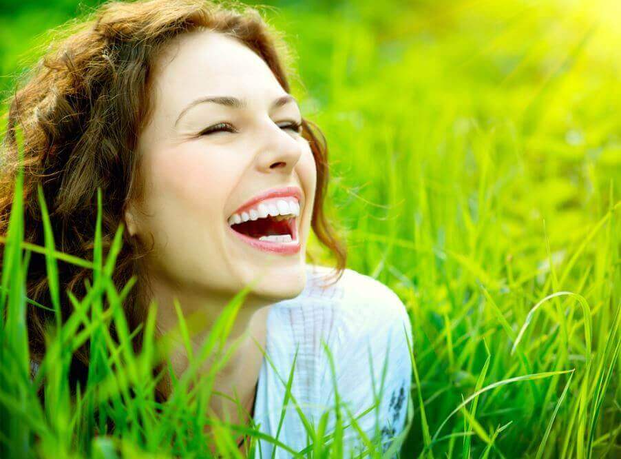 Eine lachende Frau im Gras