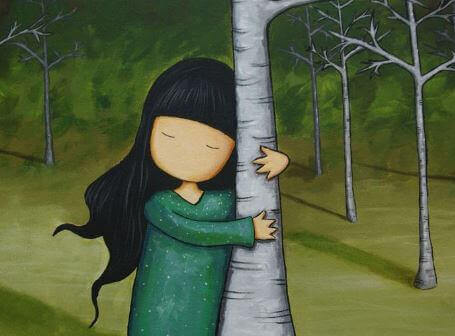 Ein Mädchen umarmt einen Baum