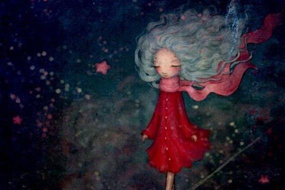 Mädchen im roten Mantel und mit wehendem Schal spaziert durch eine nächtliche Sternenlandschaft.