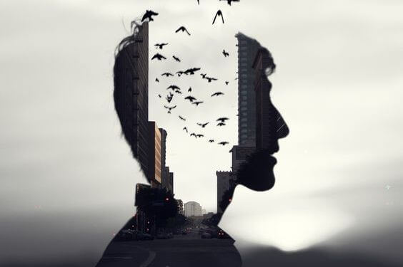 Ein nachdenklicher Mann mit Vögeln im Kopf