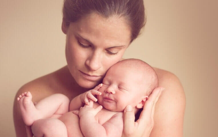 Eine Mutter mit ihrem Baby auf dem Arm