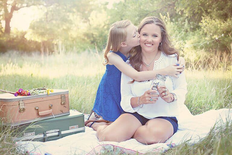 Mutter beim Picknicken mit ihrer Tochter