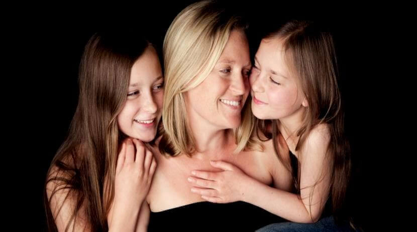 Eine Mutter mit ihren Töchtern