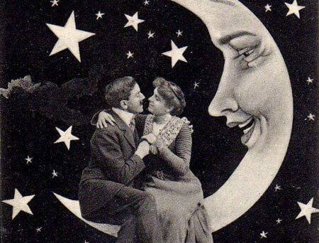 Paar sitzt auf Mondsichel