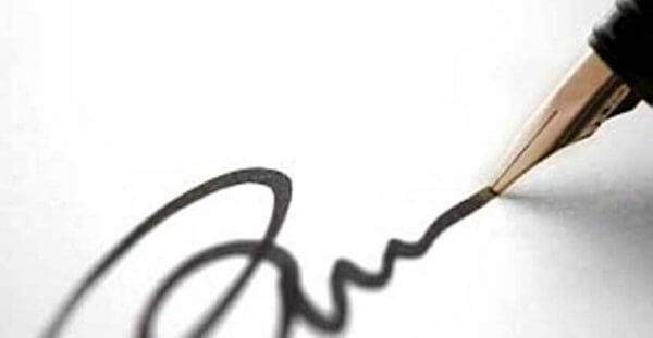 Ein Füllfederhalter zieht eine schwarze Unterschriftenlinie.