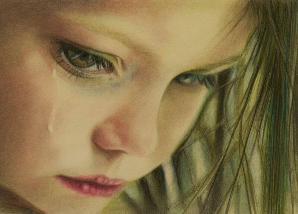 Weinendes Kind, in sich gekehrt in seiner Trauer.