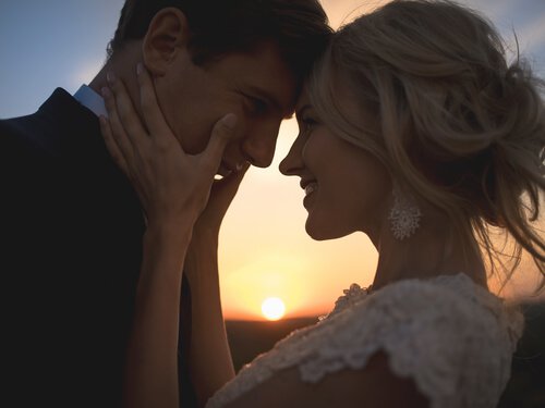 Paar schaut sich tief in die Augen