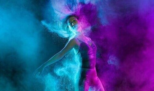 Tänzerin in blauem und lila Licht