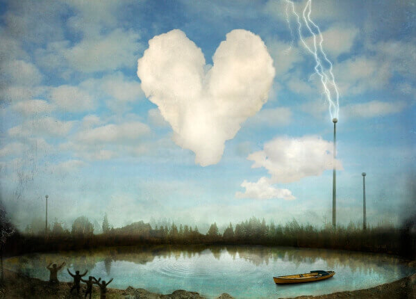 Wolke in Form eines Herzens neben einem Blitzableiter