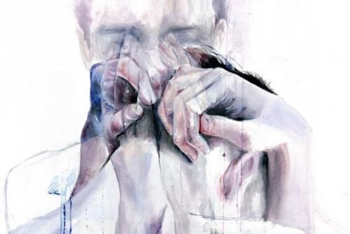 Mann, der sein Gesicht mit den Händen verdeckt