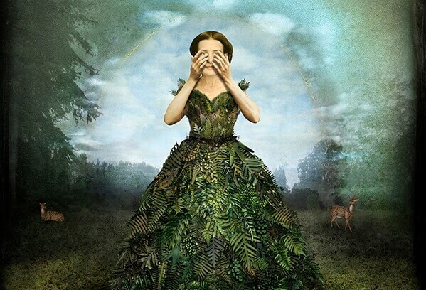 Frau in einem Blätterkleid verdeckt sich die Augen