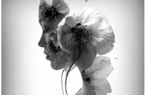 Frau mit Blüten verwoben