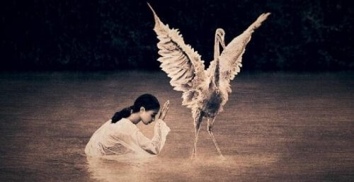 Ein Mädchen mit einem Laufvogel