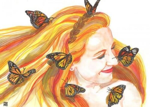 Lächelnde Frau mit Schmetterlingen im Haar