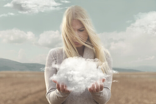 Frau, die eine Wolke in ihren Händen hält.