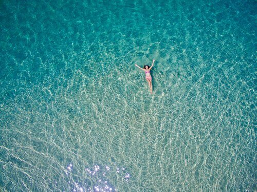Frau, die sich im Meer treiben lässt