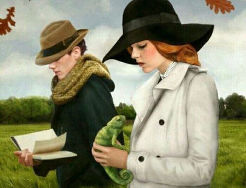 Ein Mann liest ein Buch und eine Frau hält ein Chamäleon in der Hand