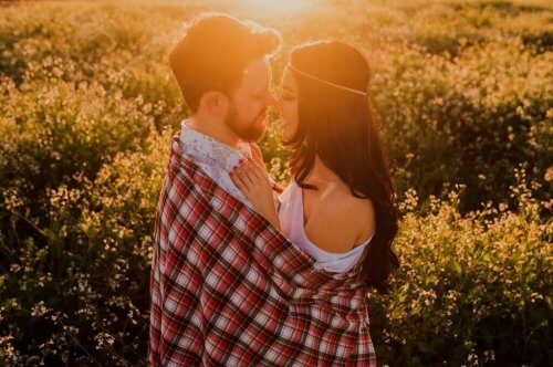 Ein Paar, das sich auf einem Feld küsst