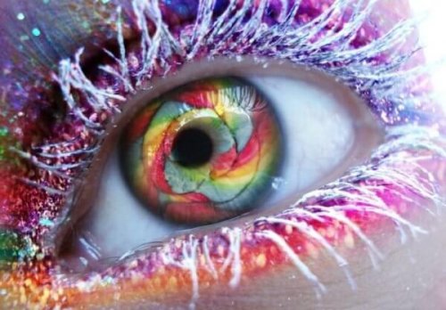 Auge, das bunt geschminkt und dessen Iris farbenfroh ist