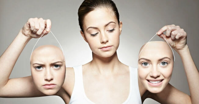 Bipolare Störung - Frau entscheidet sich zwischen zwei Masken