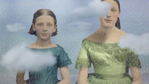 Zwei Schwestern, die im Regen stehen