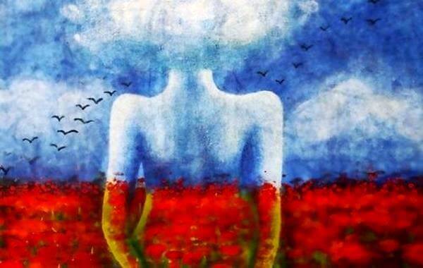 Frau in einer Landschaft aus rotem Feld und blauem Himmel