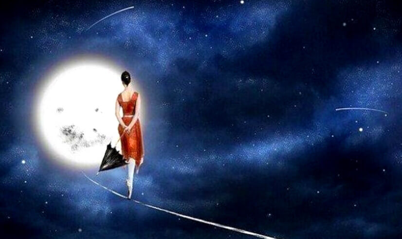 Frau tanzt auf einem Seil vor dem Mond