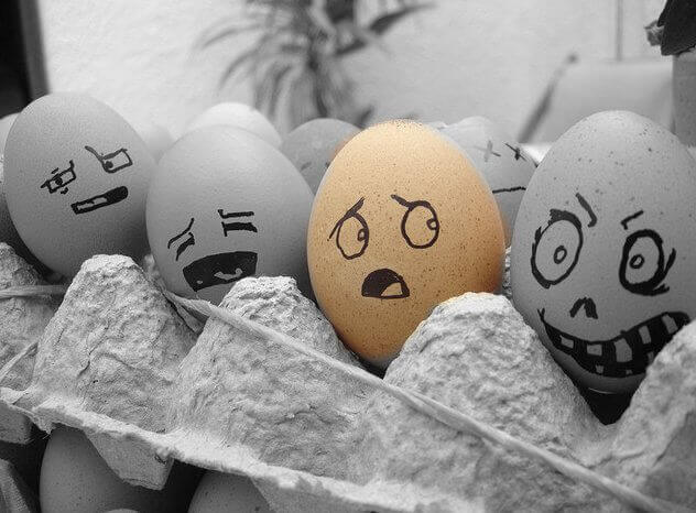 Eier mit fiesen Gesichtern