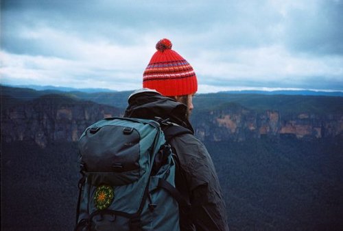 Backpacker vor weiter Landschaft