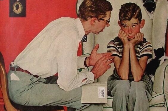 Vater diskutiert mit seinem Sohn