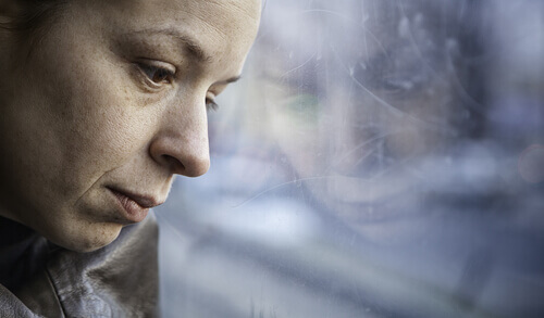 Frau am Fenster