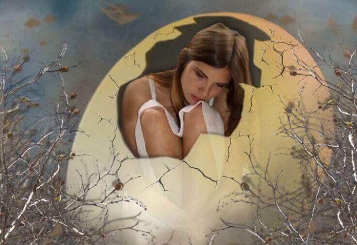 Frau sitzt in Eierschale