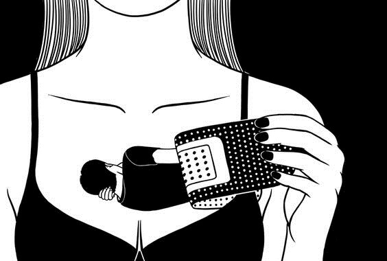 Frau trägt einen Mann im Herzen, über den ein Pflaster geklebt ist